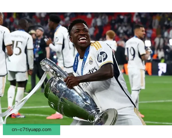 维尼修斯停赛随平图斯特训进行 维尼修斯停赛随平图斯特训进行