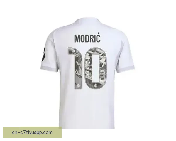 皇马125周年球衣曝光 复古设计彰显荣耀 皇马125周年球衣曝光 复古设计彰显荣耀